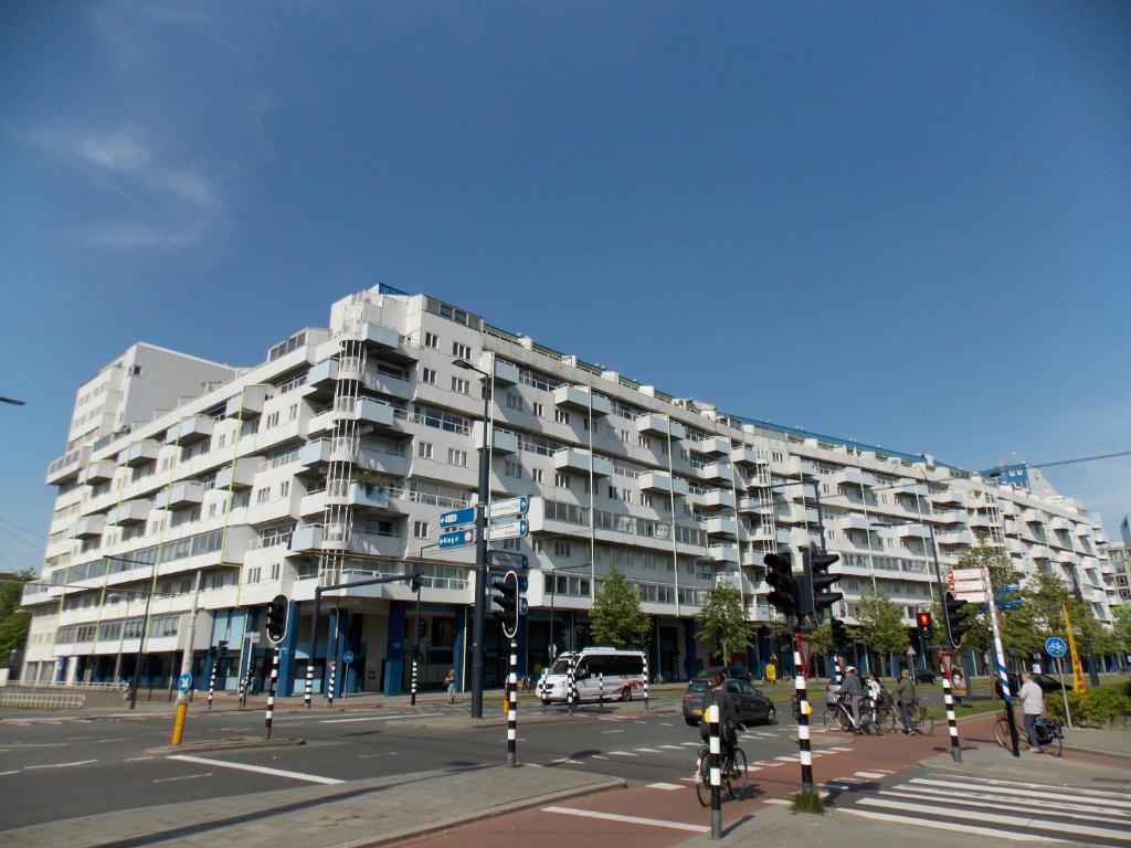 ロッテルダムにあるヴィナー ハウスの市の通りに建つ白い大きなアパートメントビル