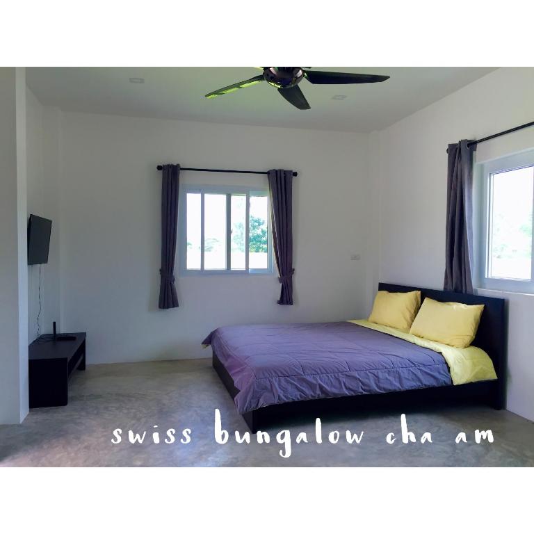 Postel nebo postele na pokoji v ubytování Swiss Bungalow Cha Am
