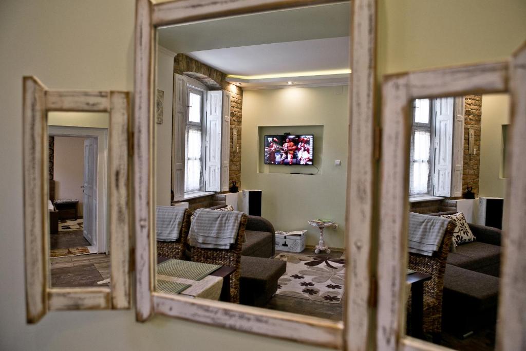 Telewizja i/lub zestaw kina domowego w obiekcie Gyulai 200 Éves Apartman