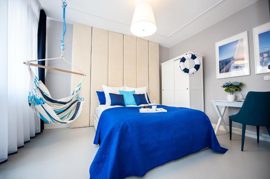 グディニャにあるNOVApartments Harborのベッドルーム1室(青い毛布付きのベッド1台付)