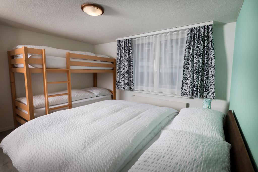 Postel nebo postele na pokoji v ubytování Hotel Roggerli