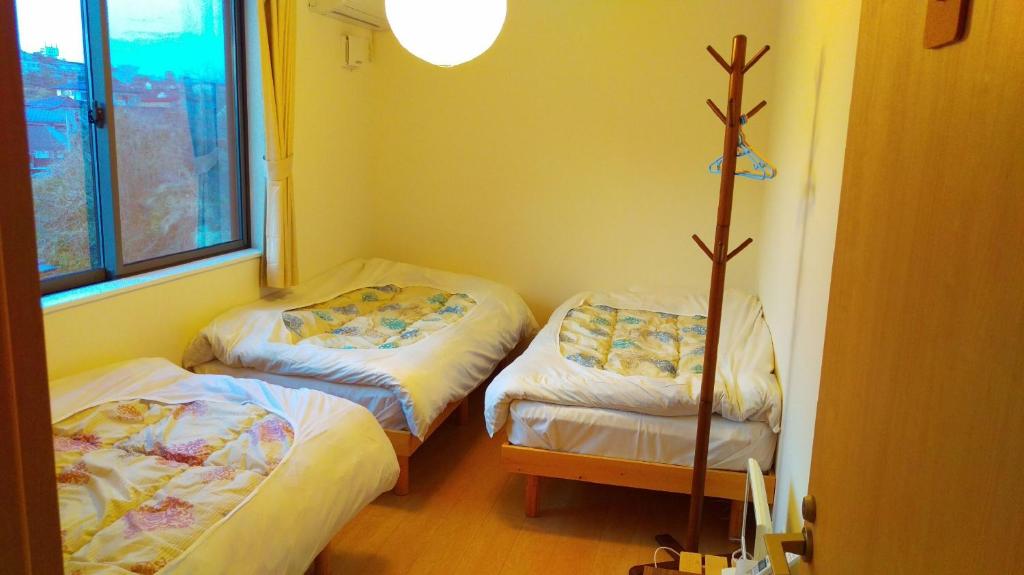 Postel nebo postele na pokoji v ubytování Uchi Matsushima Guesthouse