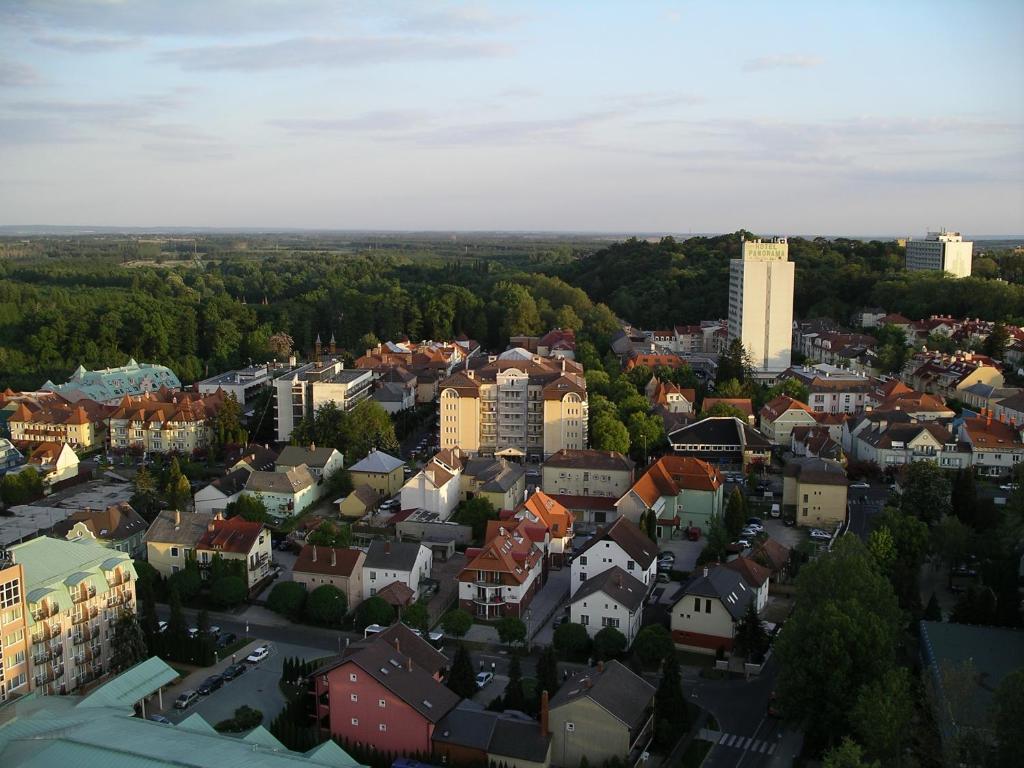 Nespecifikovaný výhled na destinaci Hévíz nebo výhled na město při pohledu z apartmánu