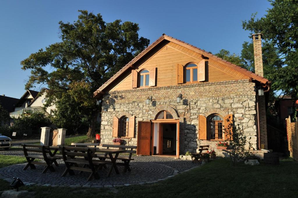 Budova, v ktorej sa dovolenkový dom nachádza