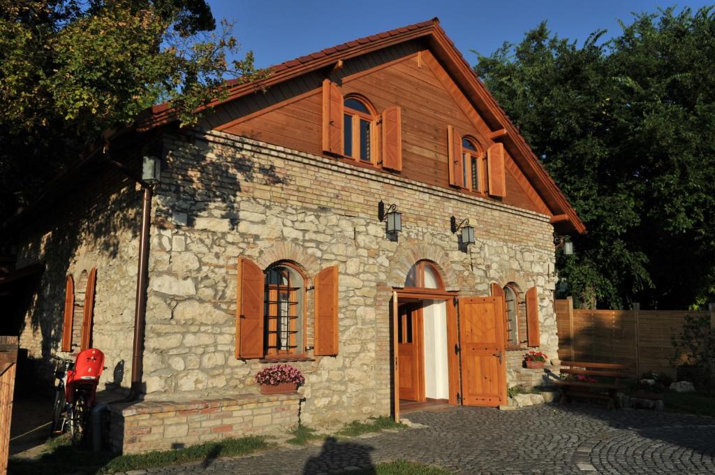 Budova, v ktorej sa dovolenkový dom nachádza