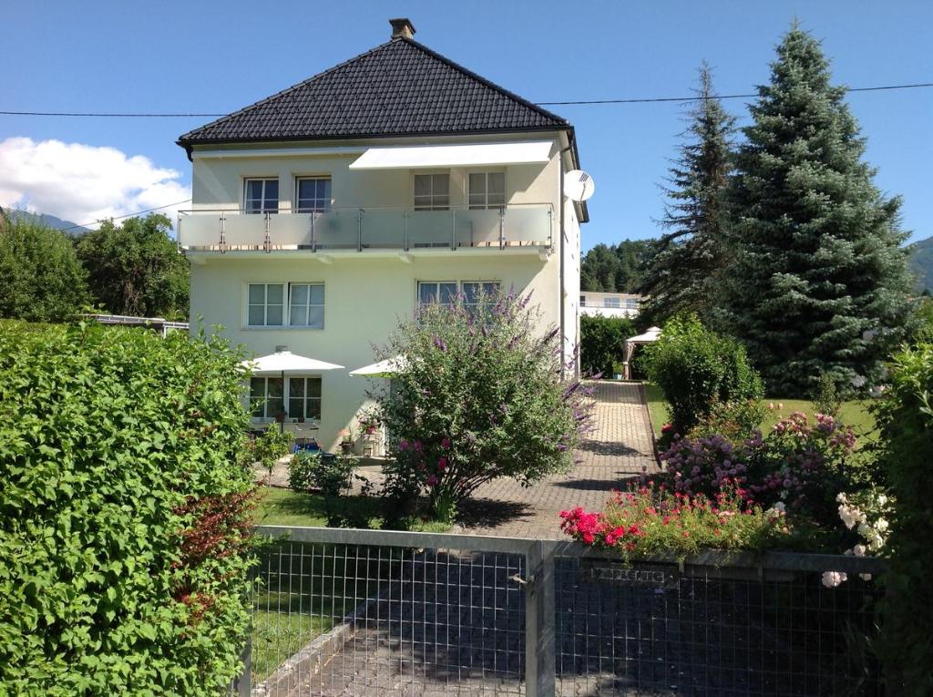 una casa blanca con una valla delante en Haus Elisabeth, en Seeboden