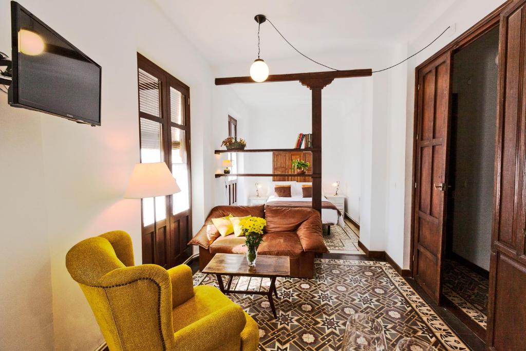 una sala de estar con un sofá y una mesa en Casa del Cantaor, en Granada