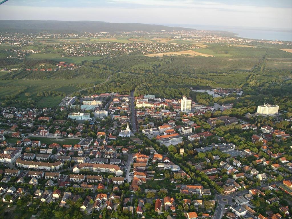 Nespecifikovaný výhled na destinaci Hévíz nebo výhled na město při pohledu z apartmánu