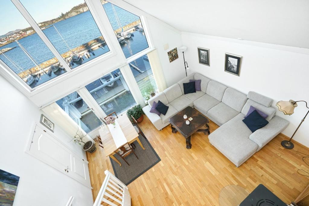 uma vista superior de uma sala de estar com o oceano em Seaview Luxury Apartment Grasholmen em Stavanger