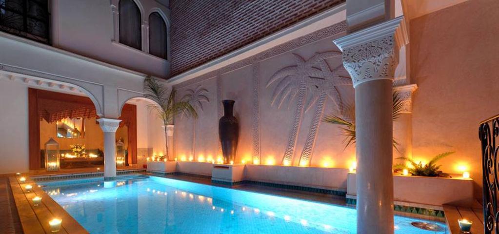 een groot zwembad in een groot gebouw bij Riad La Villa Marrakech in Marrakesh