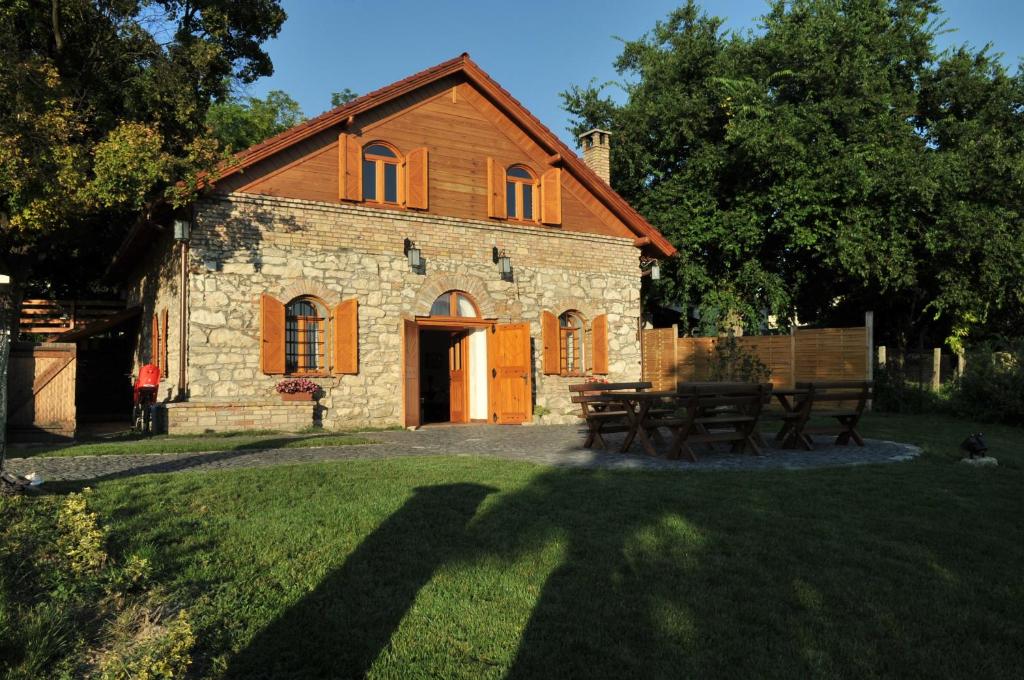 Vonkajšia záhrada v ubytovaní Cifrapince és Vendégház