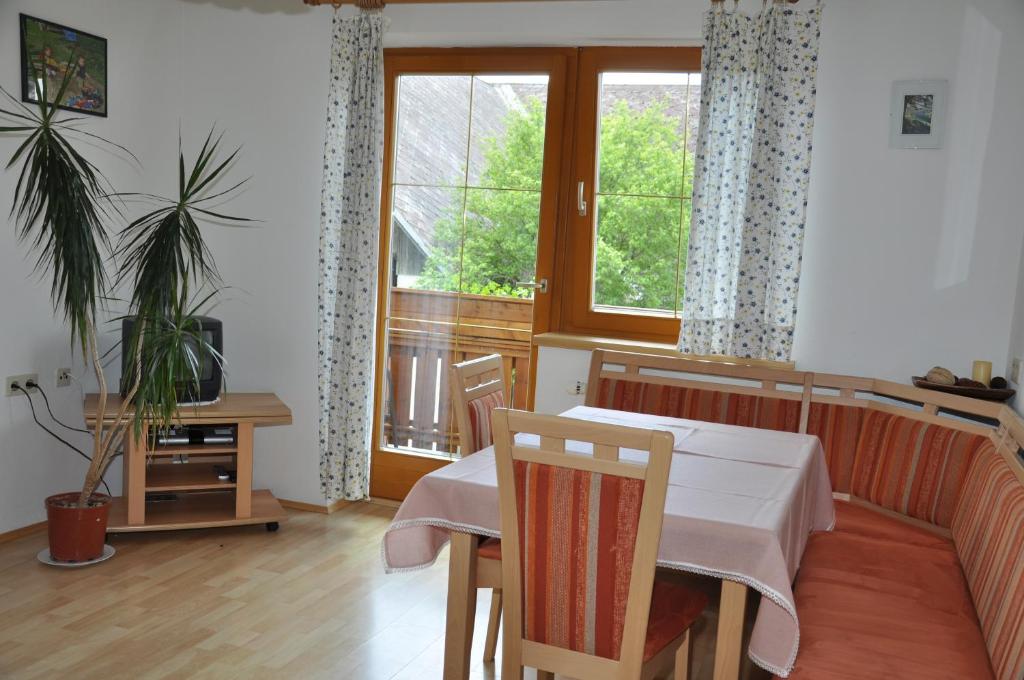 Un comedor con una mesa y una ventana. en Naturpark Bauernhof Sperl, en Mariahof