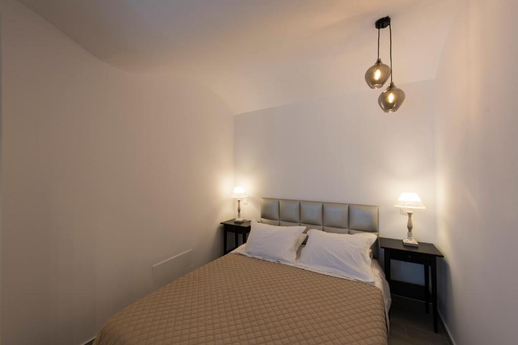 Postel nebo postele na pokoji v ubytování Rose Suites