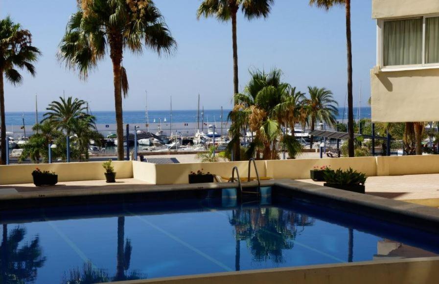 - une piscine avec vue sur la plage dans l'établissement Marbella 2000 Elegant Apartment, à Marbella