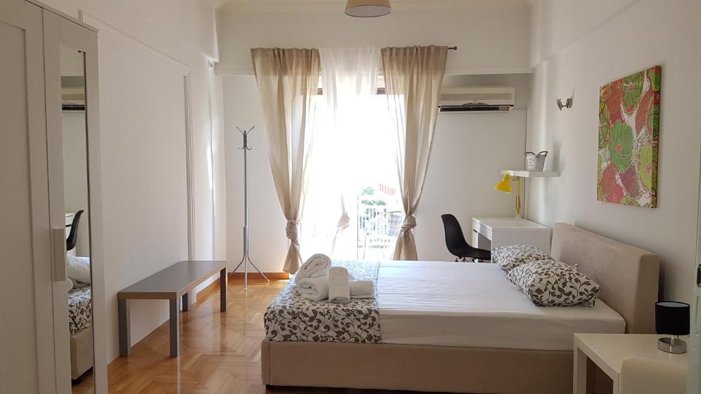 Posteľ alebo postele v izbe v ubytovaní Errathens Wheat Apartment - Athens Center, 3 BD, 1 BATH