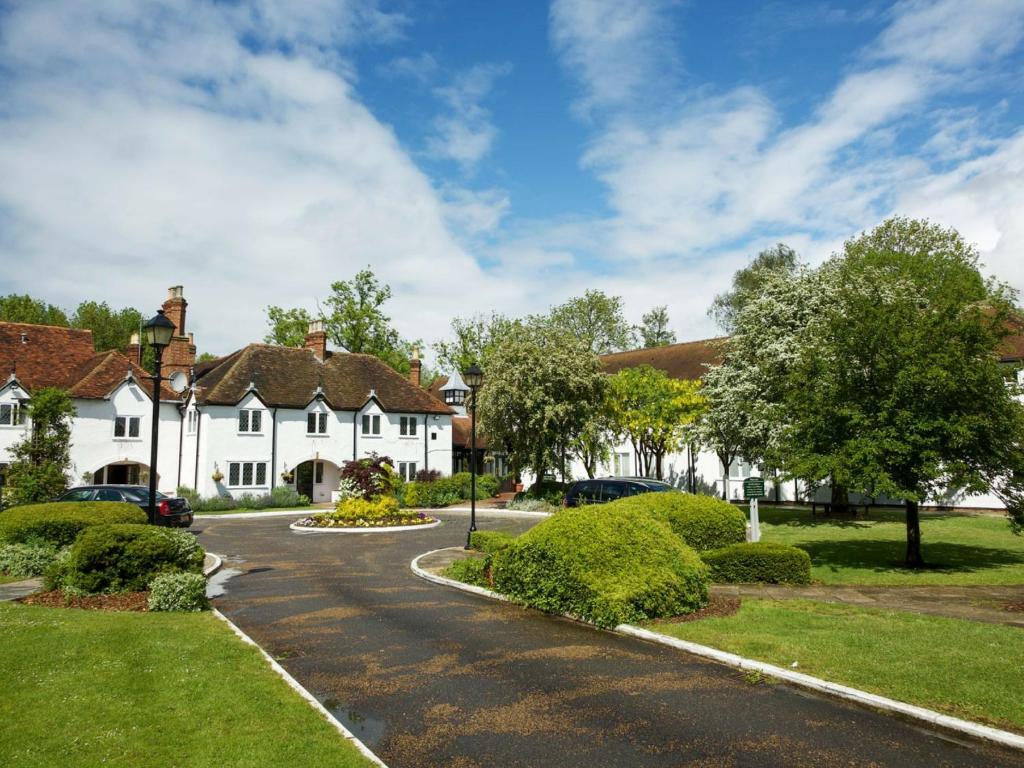 una casa en un barrio residencial con entrada en The Kingfisher, en Bedford