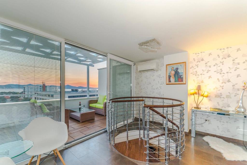 Posedenie v ubytovaní Sunset Penthouse Apartment with Jacuzzi and Seaview