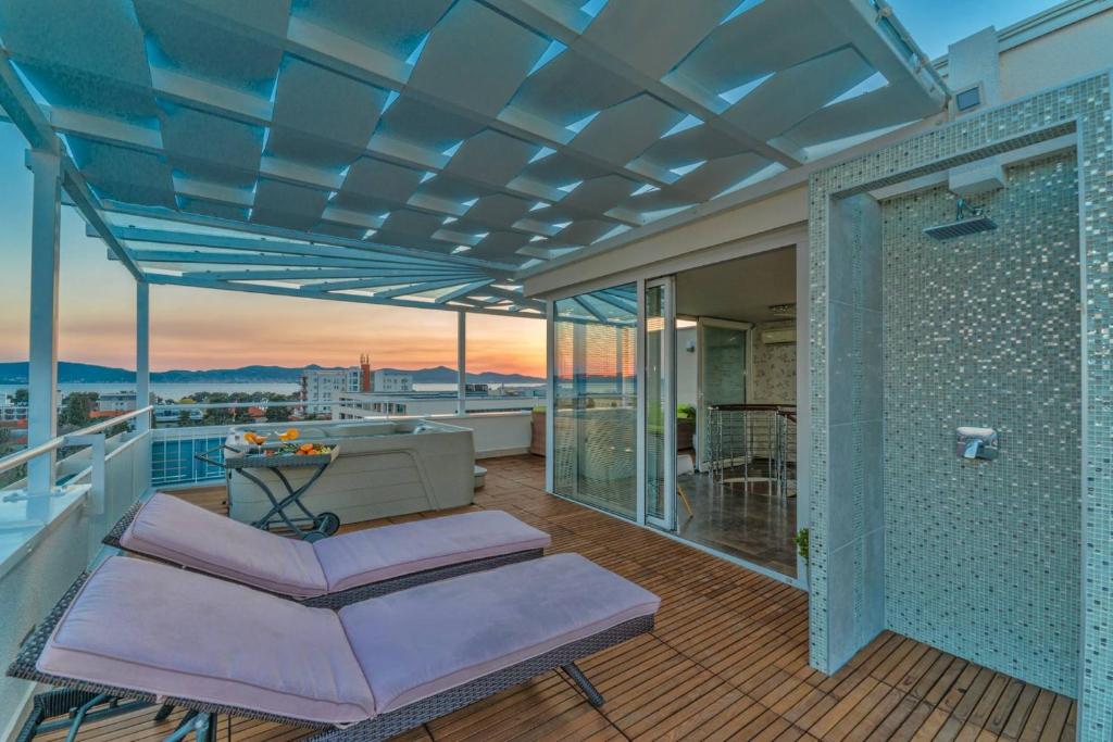 Balkón alebo terasa v ubytovaní Sunset Penthouse Apartment with Jacuzzi and Seaview