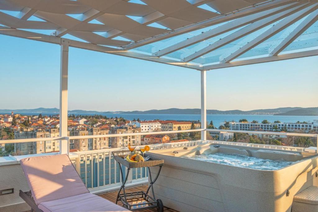 Balkón alebo terasa v ubytovaní Sunset Penthouse Apartment with Jacuzzi and Seaview