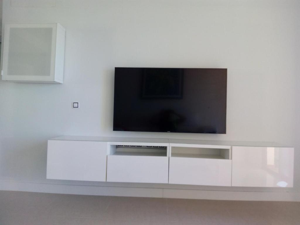 TV a/nebo společenská místnost v ubytování Ocean Front Apartment (WiFi)