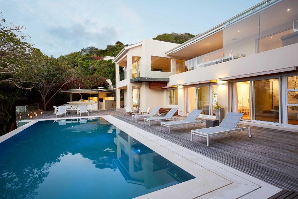 una imagen de una casa con piscina en Number Eleven Self-Catering Villa, en Knysna