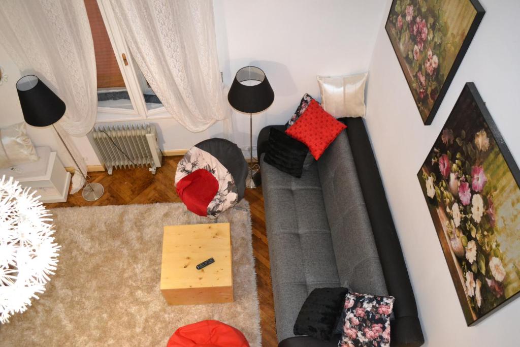 Una vista aérea de una sala de estar con un sofá. en Bastion Apartament 5, en Timisoara