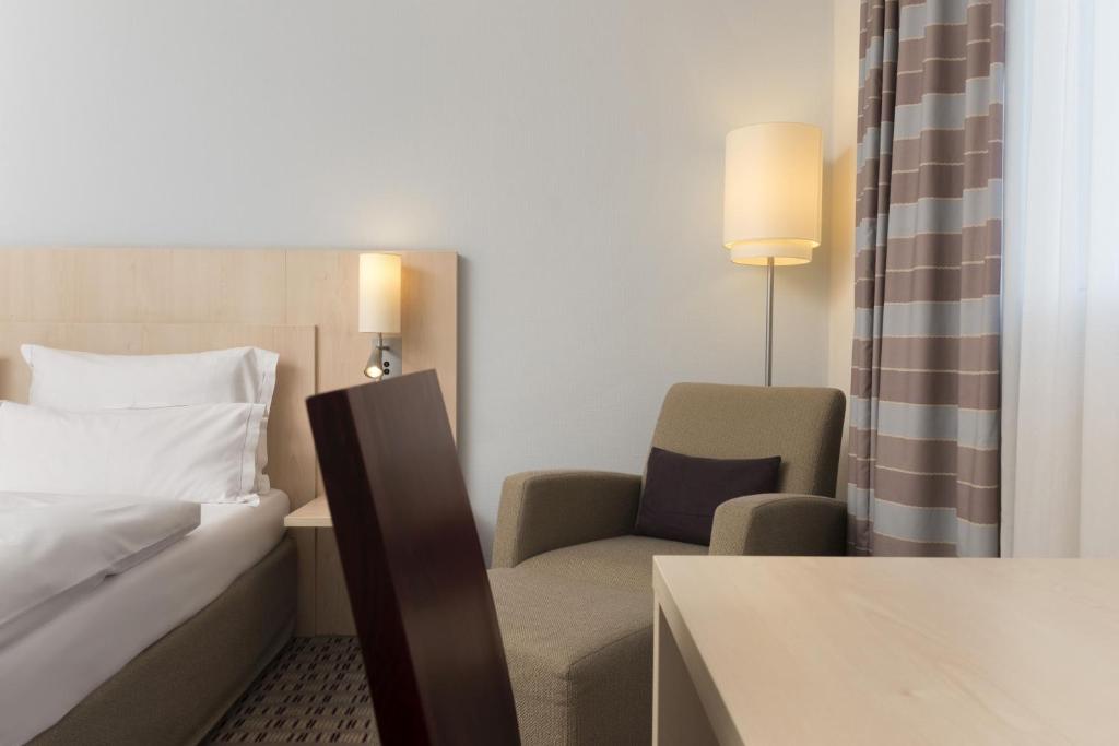 Postel nebo postele na pokoji v ubytování Mercure Hotel Mannheim am Friedensplatz