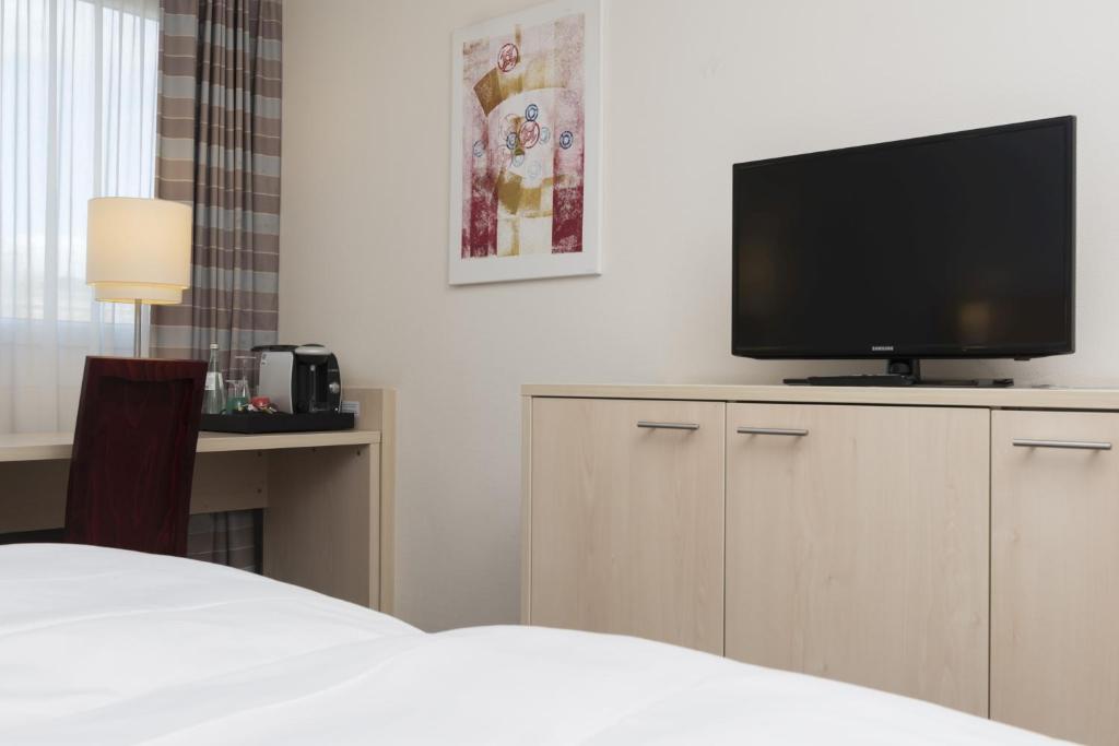 TV a/nebo společenská místnost v ubytování Mercure Hotel Mannheim am Friedensplatz