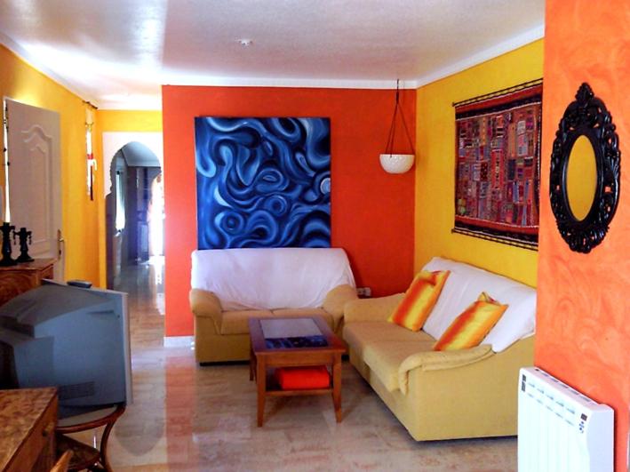 uma sala de estar com dois sofás e uma televisão em Urbanizacion Naturista La Menara em Vera