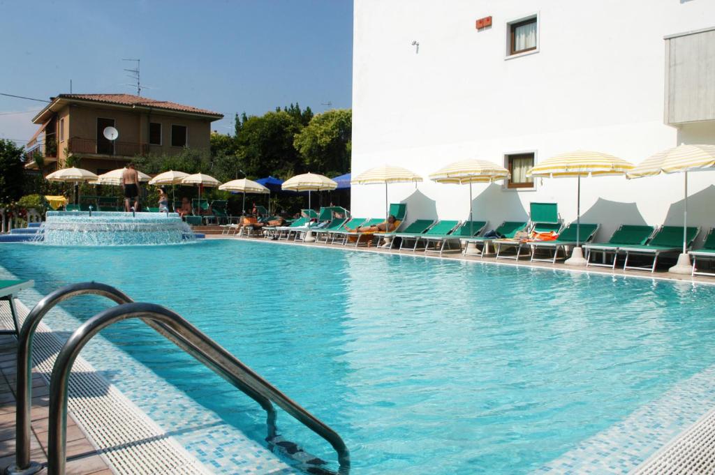 Bazén v ubytování Hotel Smeraldo nebo v jeho okolí