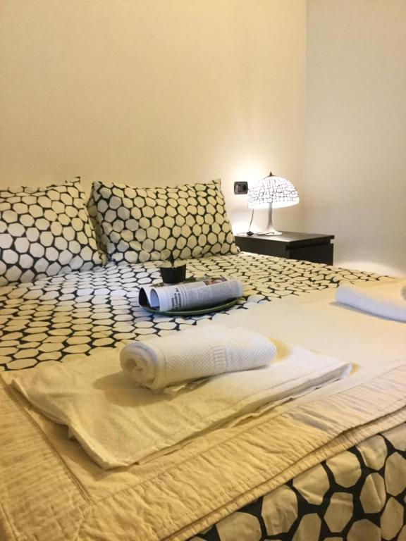 Ceto的住宿－Casa Santella，一张大床,上面有枕头