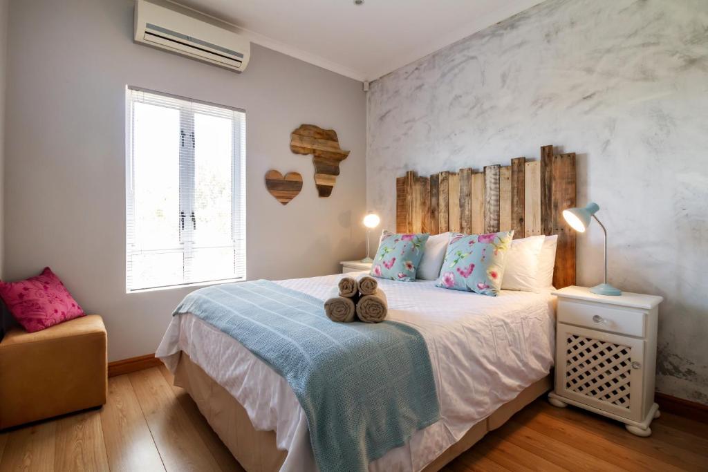 Un pat sau paturi într-o cameră la Modern Shabby Chic Apartment