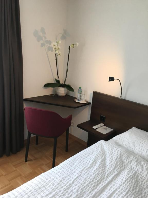 Postel nebo postele na pokoji v ubytování Gasthaus zum Bahnhof