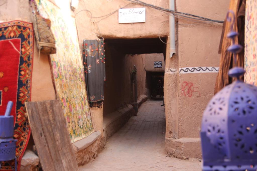 un callejón con una puerta en un edificio en Maison d'hôtes Dar El Nath en Ouarzazate