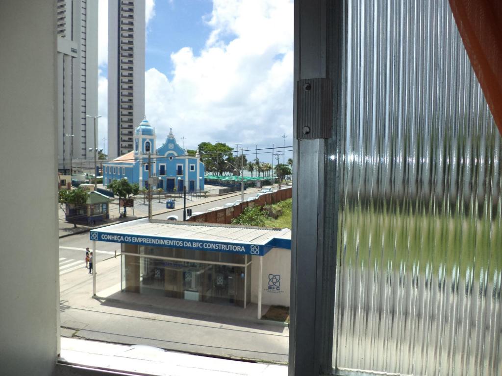 uma vista de um edifício a partir de uma janela de um edifício em Apartamento Boa Viagem no Recife