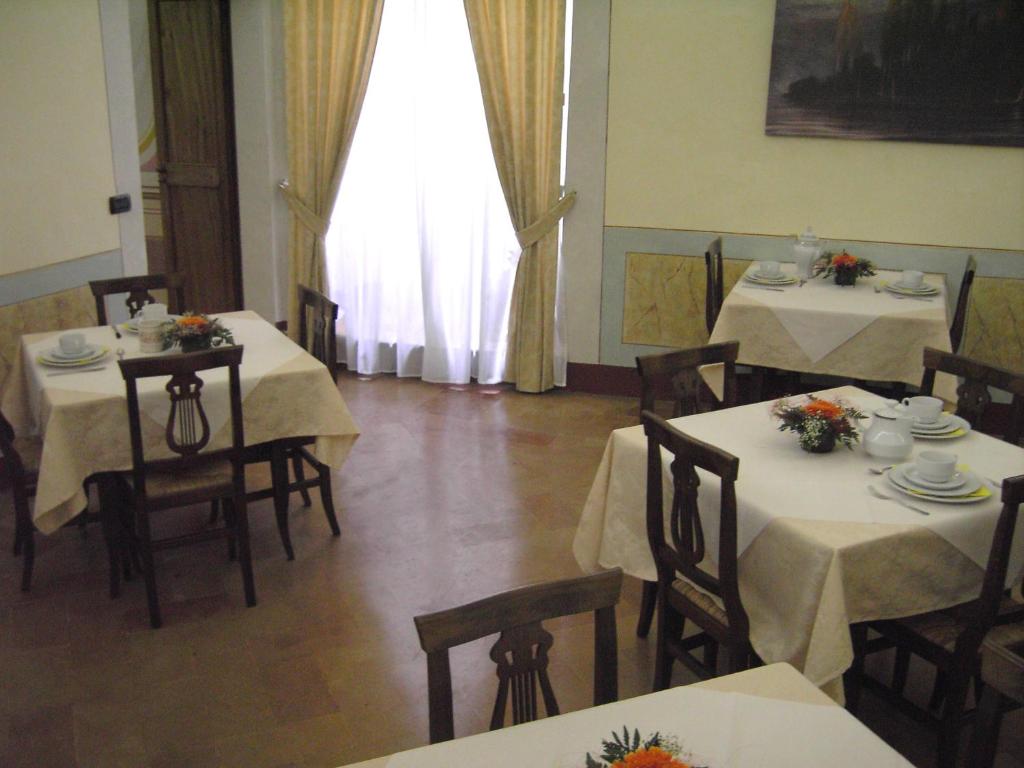 A bed or beds in a room at Hotel Palazzo Brunamonti
