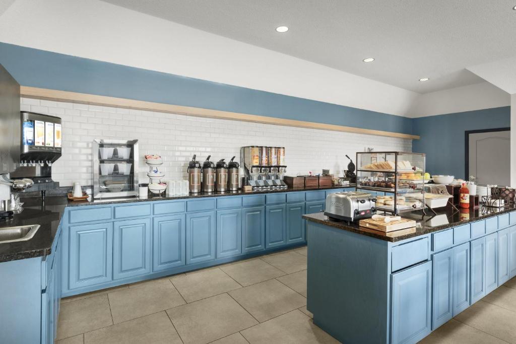Country Inn & Suites by Radisson, Kansas City at Village West, KS - Salle De Roi