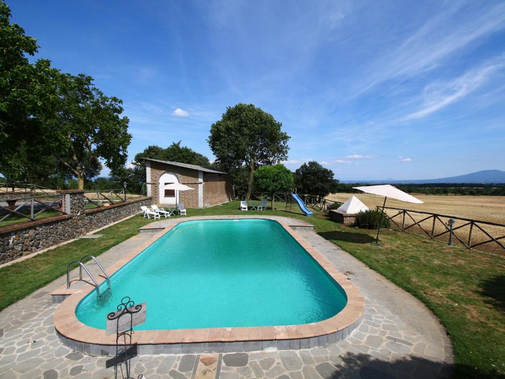 バニョレージョにあるFarmhouse in Bagnoregio with Private Pool ideal for groupsの家のある庭のスイミングプール