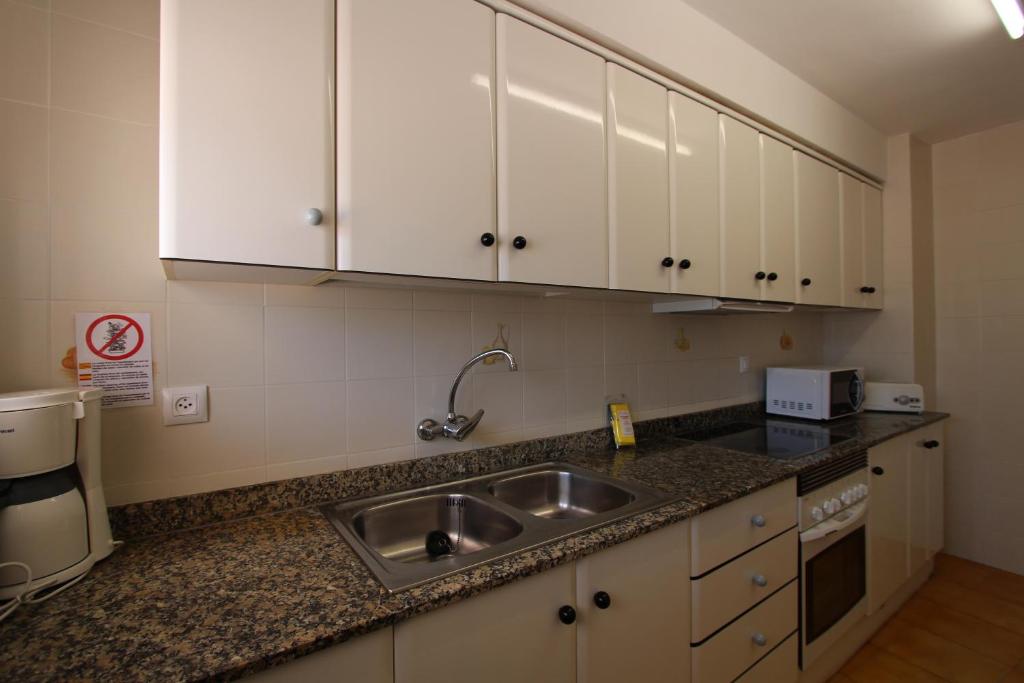 Kuchyň nebo kuchyňský kout v ubytování Residencial Super Stop Palafrugell