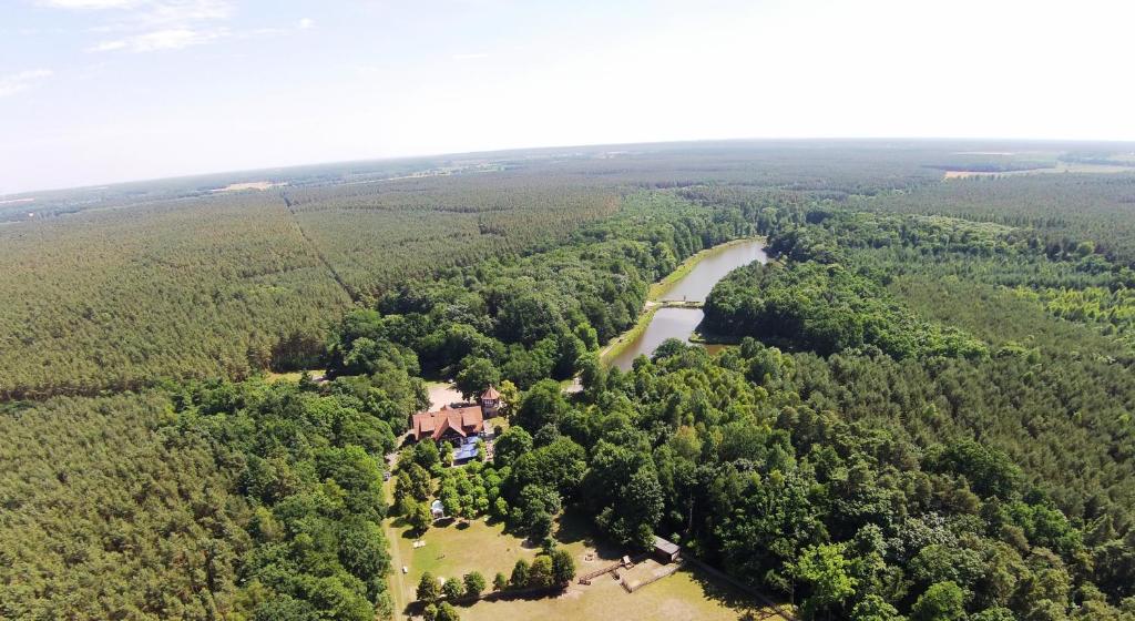 einem Luftblick auf ein Haus und einen Fluss in der Unterkunft Neue Mühle Kleines Landhotel in Brandenburg an der Havel