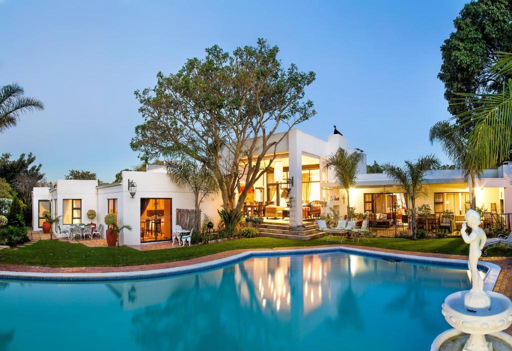 Villa con piscina frente a una casa en Cape Pillars Boutique Hotel, en Durbanville