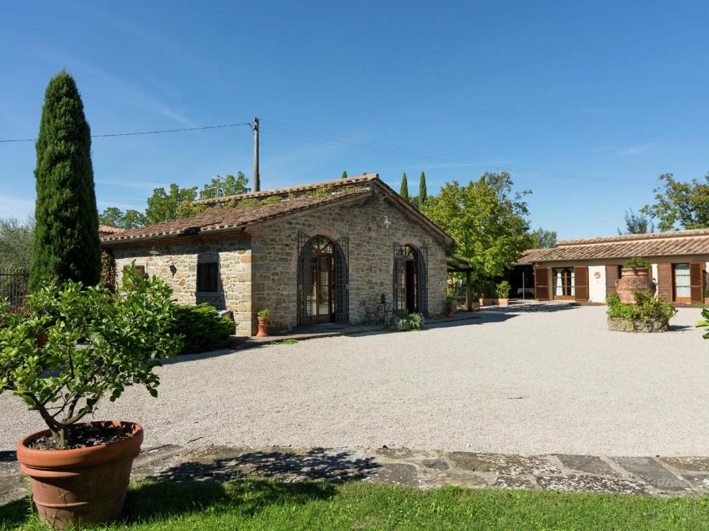 コルトーナにあるLavish Holiday Home in Cortona with Terraceの大きな私道のある古い石造りの家
