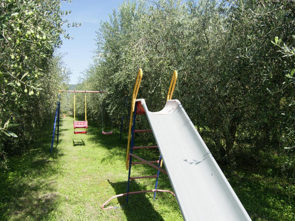 Plac zabaw dla dzieci w obiekcie Holiday home in Cortona with pool