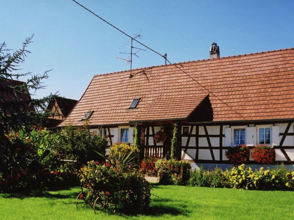una casa bianca e nera con tetto rosso di Cosy holiday home in Schleithal with garden a Schleithal