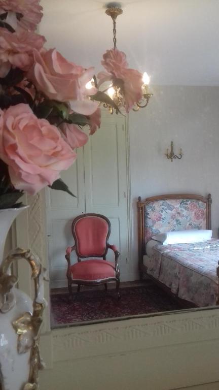Postel nebo postele na pokoji v ubytování Manoir de Sens