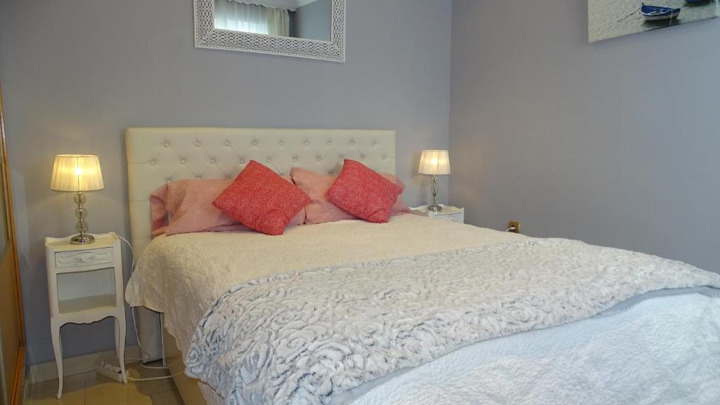 Posteľ alebo postele v izbe v ubytovaní Cosy Caleta Apartment