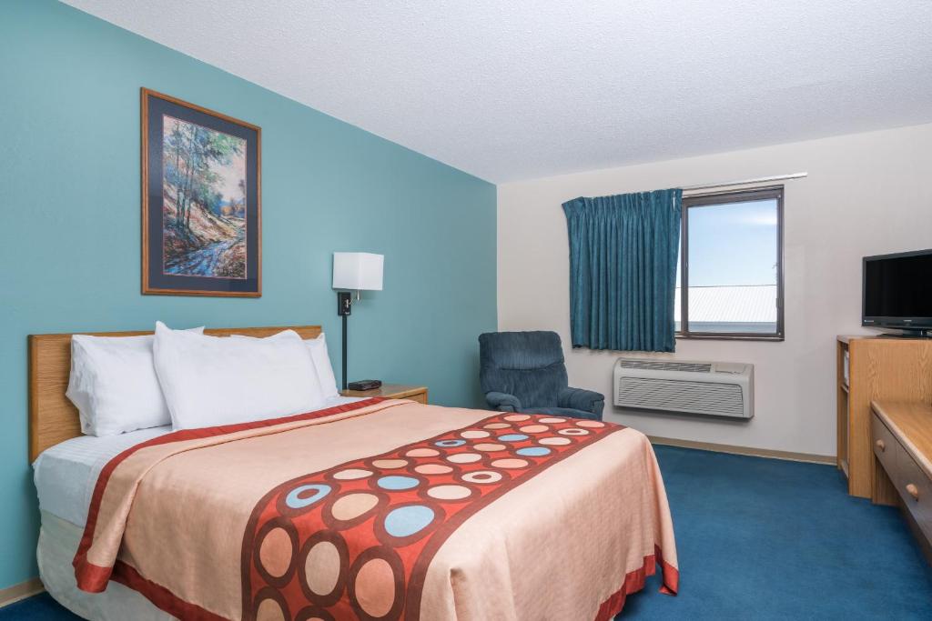 Super 8 by Wyndham Baxter/Brainerd Area photo