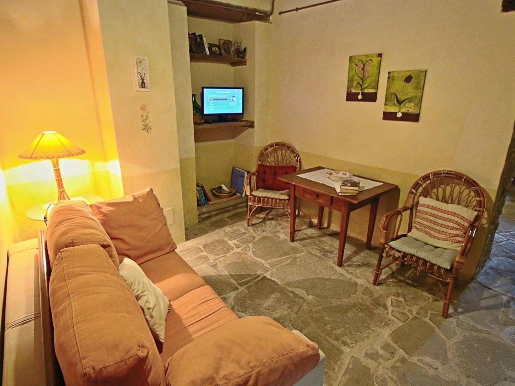 A television and/or entertainment centre at Holiday home with swimming pool in Apecchio