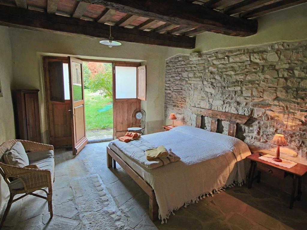 A bed or beds in a room at Holiday home with swimming pool in Apecchio