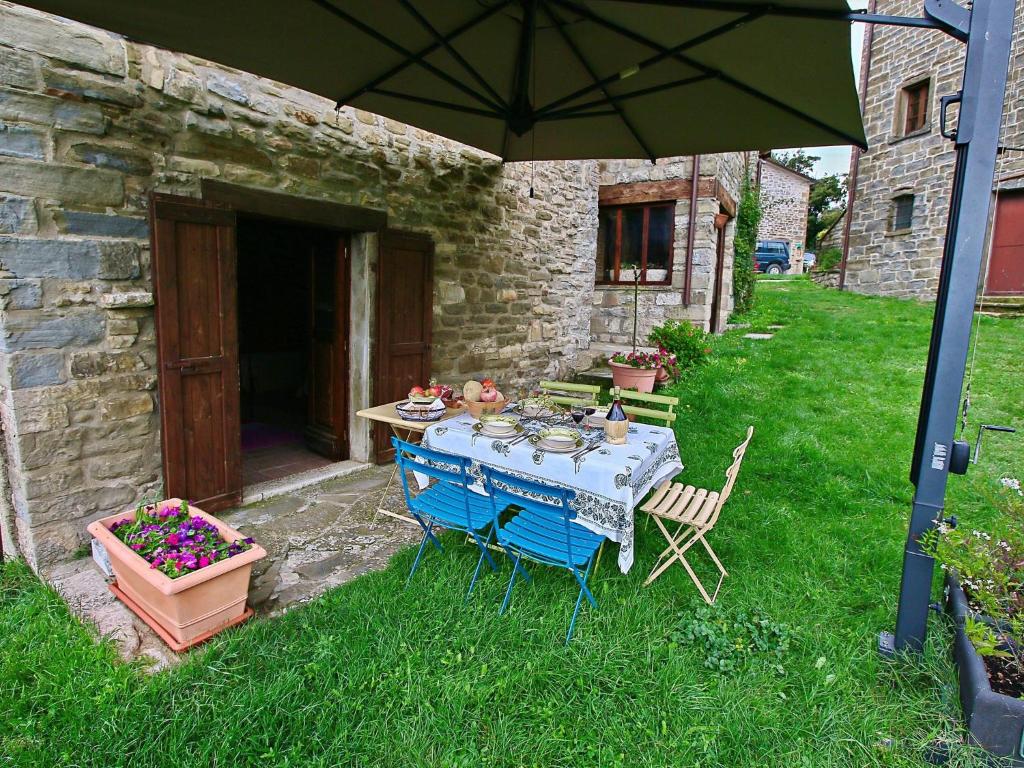 A garden outside Holiday home with swimming pool in Apecchio